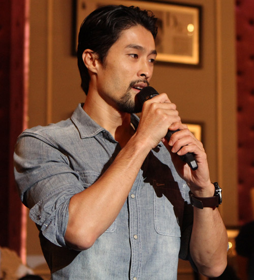 Trí Nguyễn gây bất ngờ với bộ râu mới - 4