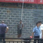 Tin tức trong ngày - TQ: Trộm bị treo ngoài đường suốt 5 giờ
