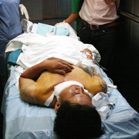 Pháp luật - 2 phụ huynh bị cắt cổ trước cổng trường