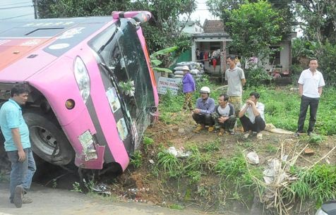 Lat xe khach kontum  lat xe khach  tai nan giao thong  tai nan xe khach  tai nan  thoat chet  giao thong  tai nan giao thong  tai naan xe khach  tai nan xe o to  thoat chet gang tac  cong an  bao cong an  dieu tra  tin nhanh  tin moi  tin hay  tin nong  tin hot  tin tức  tin tuc  tintuc  bao dien tu  xa hoi  bao  doc bao  bao vn  vn