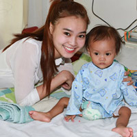  - Lan Ngọc quấn quýt các bệnh nhi