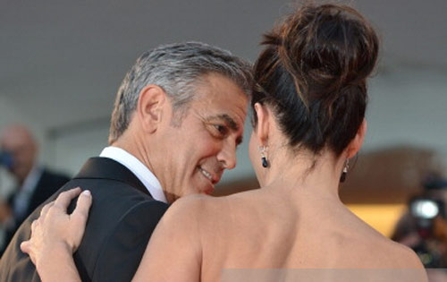 Goerge Clooney thân mật Sandra Bullock - 8