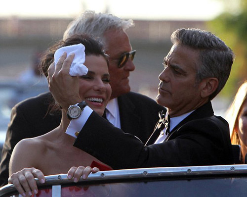 Goerge Clooney thân mật Sandra Bullock - 2