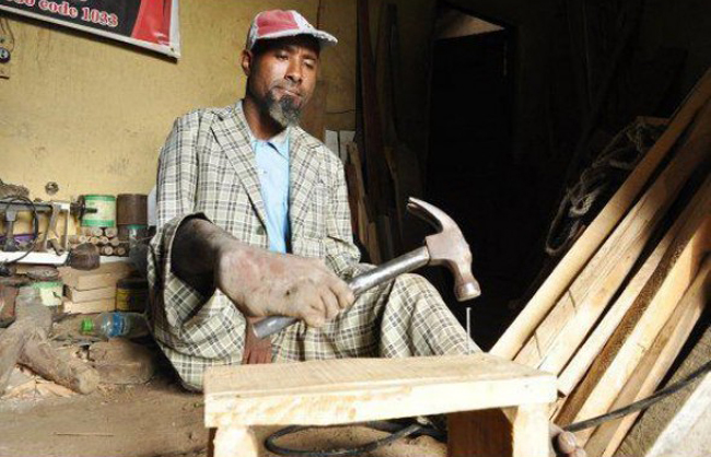 Sintayehu Tishale, 42 tuổi, Ethiopia, làm thợ mộc bằng chân