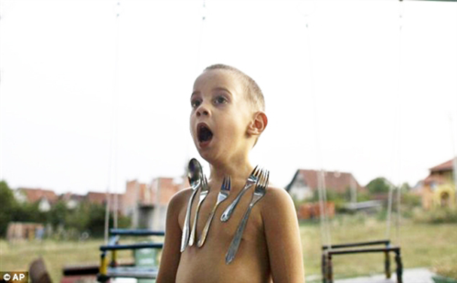 David Petrovic, 4 tuổi ở Serbia, là cậu bé nam châm hút tất cả mọi thứ.