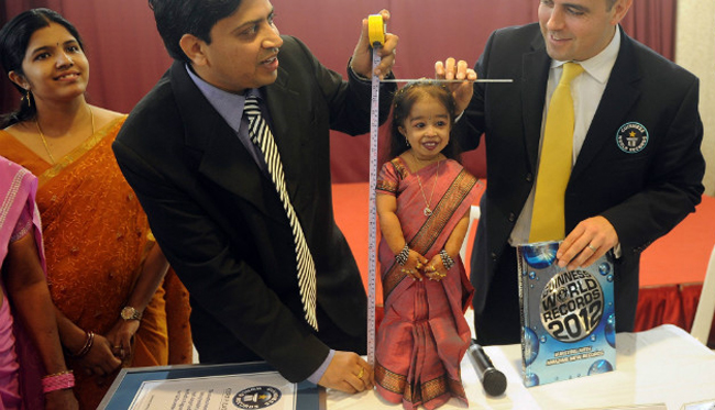 Chị Joyti Amge, người Ấn Độ, lùn nhất thế giới. Năm 2010, chị 17 tuổi và chỉ cao có 45 cm.