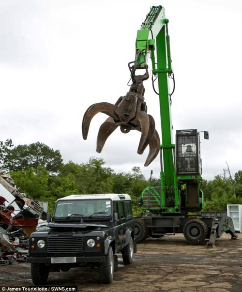 Nghiền nát Land Rover Defender nhập lậu - 1