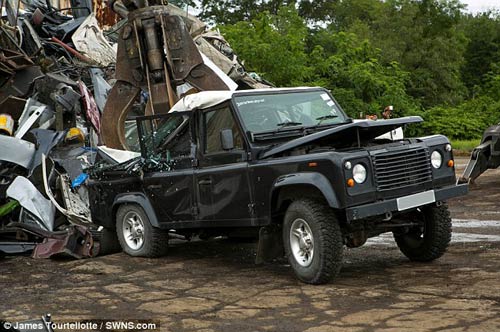 Nghiền nát Land Rover Defender nhập lậu - 4