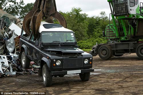 Nghiền nát Land Rover Defender nhập lậu - 5