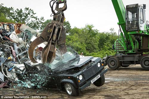 Nghiền nát Land Rover Defender nhập lậu - 6