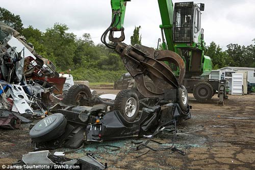 Nghiền nát Land Rover Defender nhập lậu - 9