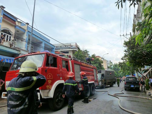 TP.HCM: Cháy chung cư, cả trăm người náo loạn - 1