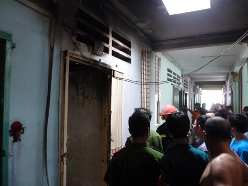 TP.HCM: Cháy chung cư, cả trăm người náo loạn - 2