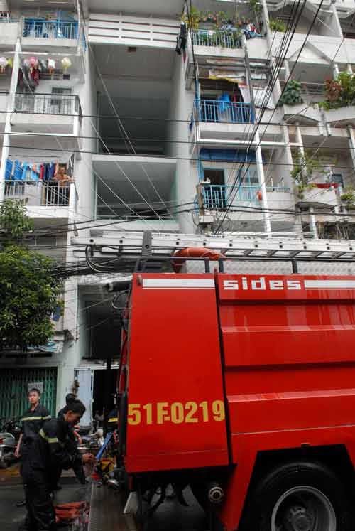 TP.HCM: Cháy chung cư, cả trăm người náo loạn - 3