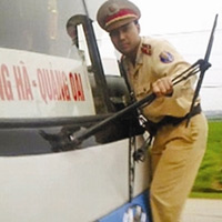 Tin tức trong ngày - Tạm giữ đối tượng hất CSGT lên nắp ca pô