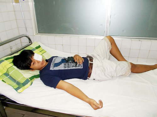 Thầy giáo đánh rách mắt học sinh - 1