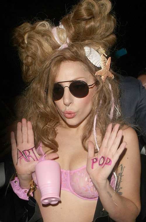 Lady Gaga kín trước, hở sau - 3