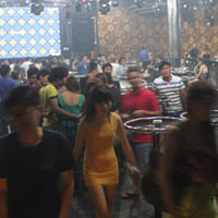 Pháp luật - Tp.HCM: Đột kích quán bar, tạm giữ 100 khách