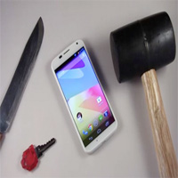 Thời trang Hi-tech - 'Hành hạ' Motorola Moto X bằng dao, búa