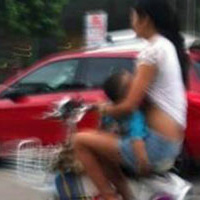 Phi thường - kỳ quặc - Vừa chạy xe đạp vừa cho con bú