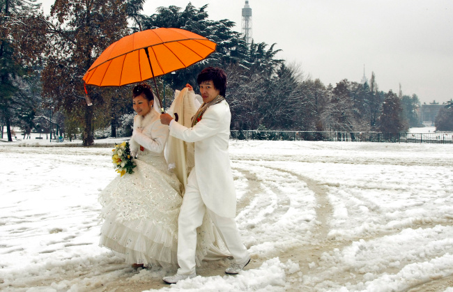 Chú rể cô dâu làm đám cưới giữa cánh đồng tuyết trắng
