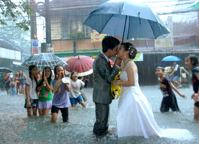 Đám cưới dưới mưa vô cùng lãng mạn

