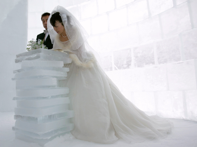 Đám cưới trong nhà băng lạnh giá
