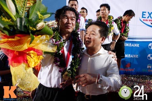 HN T&T "vỡ òa" cùng Cúp VĐ V-League 2013 - 4