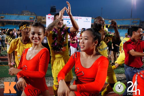 HN T&T "vỡ òa" cùng Cúp VĐ V-League 2013 - 5