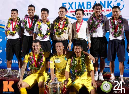 HN T&T "vỡ òa" cùng Cúp VĐ V-League 2013 - 6