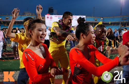 Hạnh phúc bình dị của cầu thủ Hà Nội.T&T - 10