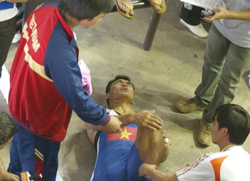 Dính chấn thương là gay go - 1