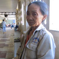 Pháp luật - Chồng cầm búa đánh vợ: Nước mắt mẹ già