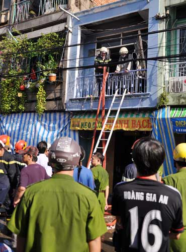 Chủ đi vắng, "bà hỏa" thiêu rụi nhà - 2