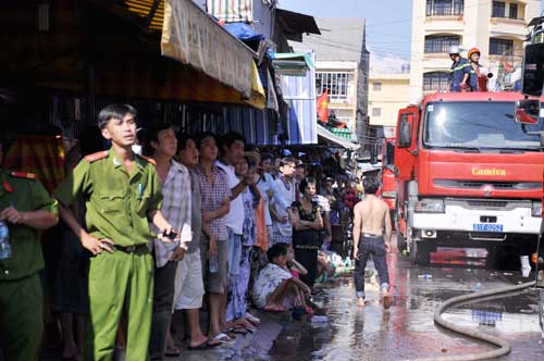 Chủ đi vắng, "bà hỏa" thiêu rụi nhà - 3