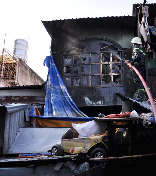 Chủ đi vắng, "bà hỏa" thiêu rụi nhà - 4