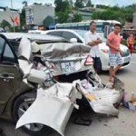 Tin tức trong ngày - Ô tô hất người văng 20 mét, đâm nát xe con