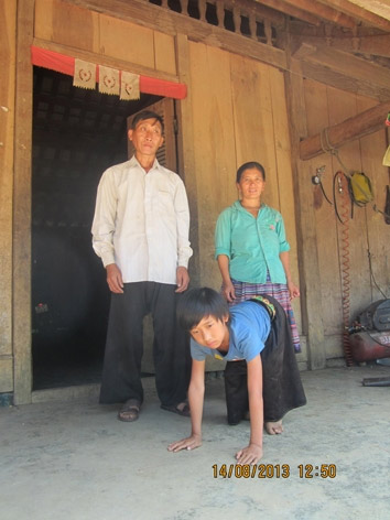 Kì diệu: Cậu bé bò bằng 2 tay đến trường - 2