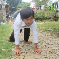 Tin tức trong ngày - Kì diệu: Cậu bé bò bằng 2 tay đến trường