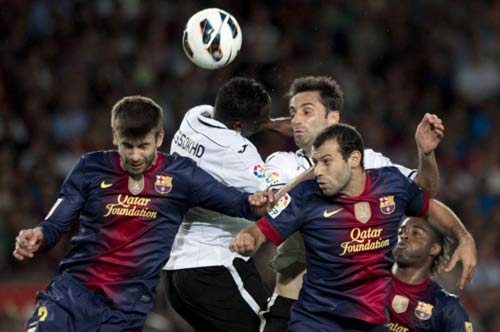 Không mua trung vệ sẽ khiến Barca trả giá - 2