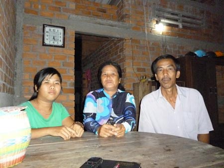 Người mẹ nghèo 20 năm làm đôi chân cho con - 2