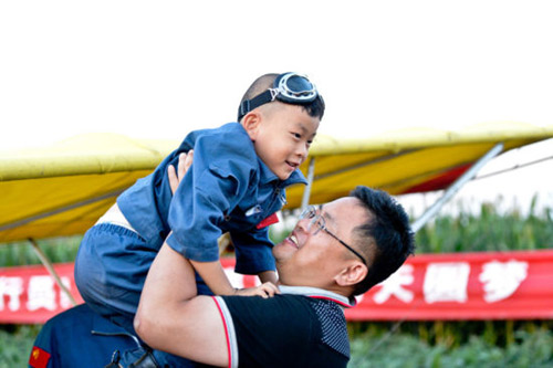 TQ: Bé 5 tuổi lái máy bay gây bão dư luận - 2