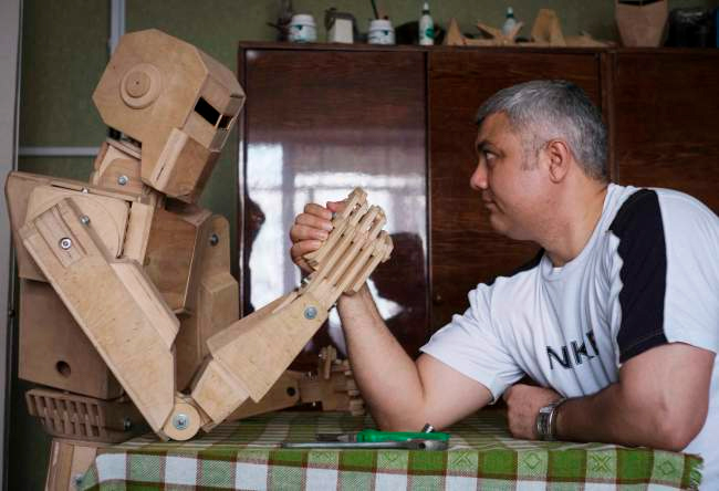 Một người đàn ông Ukraina có tên Dmitry Balandin đã sáng tạo một mô hình người bằng gỗ và đặt tên cho nó là Cylon
