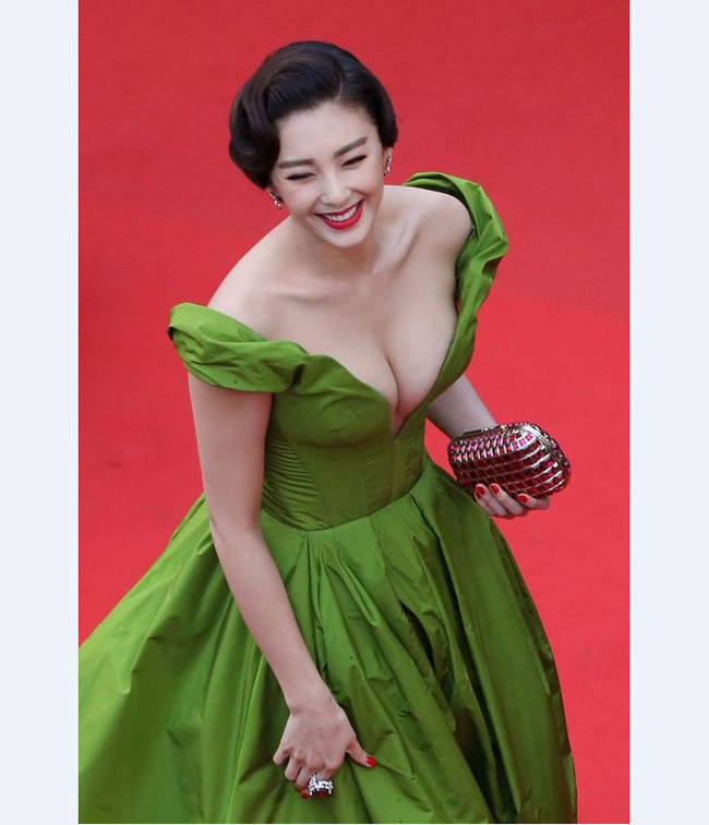Tại LHP Cannes vừa qua, có một mỹ nhân Trung Quốc mà ngay lần đầu xuất hiện đã đánh bật đàn chị Phạm Băng Băng để trở thành diễn viên Châu Á được chú ý nhất
