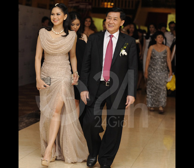 Thủy Tiên đã kết hôn cùng doanh nhân Johnathan Hạnh Nguyễn. Bà được vinh danh là nữ doanh nhân tài năng trên báo chí Anh.
