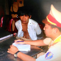 Pháp luật - Bắt 1 cảnh sát giao thông dỏm