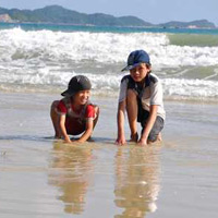 Du lịch - Ngắm trẻ em Cô Tô vui trên cát vàng thu