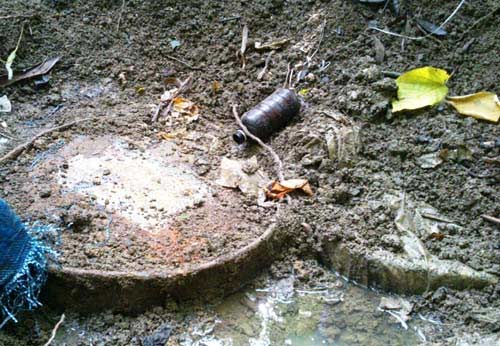 Dân vây hiện trường DN chôn thuốc trừ sâu - 3