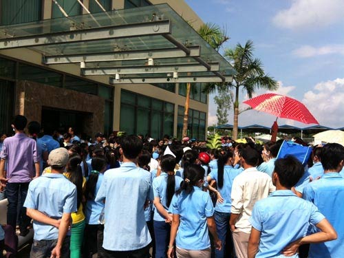 Ngưng việc tập thể, CN bị đánh, chích điện? - 2
