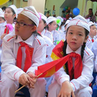 Giáo dục - du học - Học sinh Hà Nội “đội mưa” dự khai giảng sớm